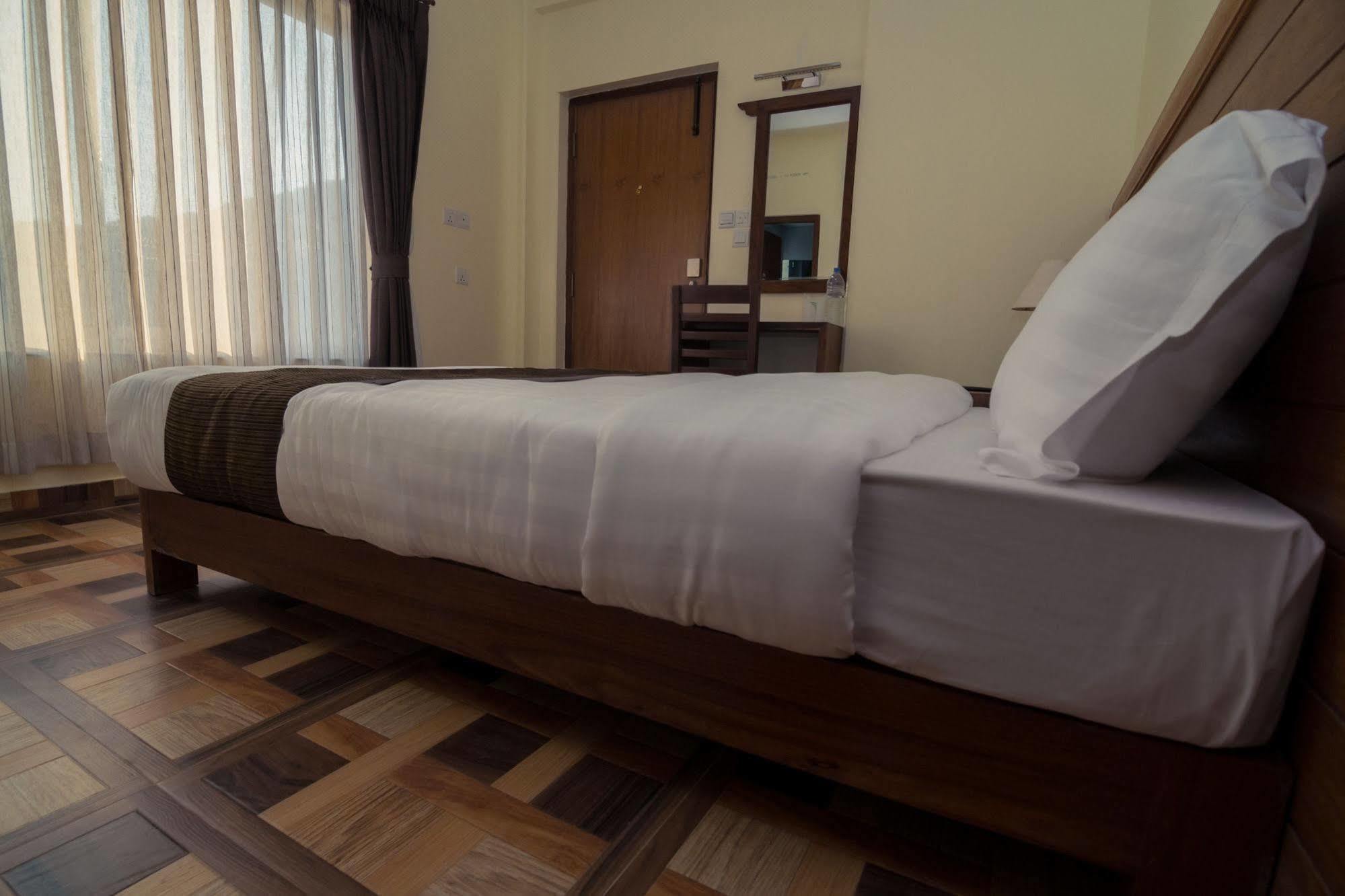 Hotel Mountain View - Lakeside Pokhara Bagian luar foto